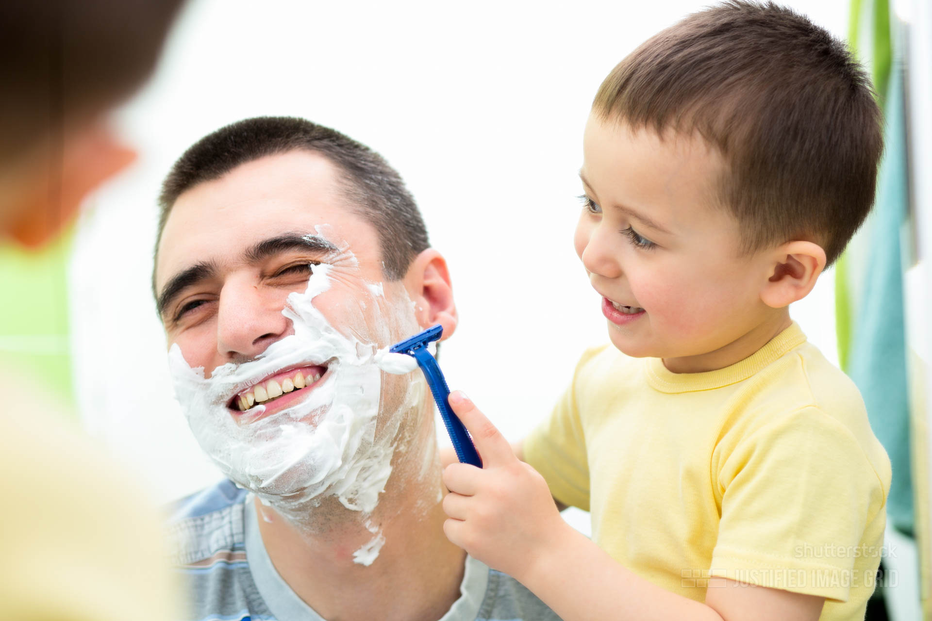Малыш и отец Бреются. Как делают бритьё детям и взрослым фото.