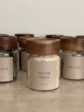 Transform your pantry with these affordable glass spice jars featuring minimalist waterproof labels for a clean, cohesive look. Discover how to organize your kitchen counter on a budget while keeping your favorite cooking ingredients fresh and easily accessible.