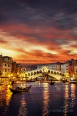 Ponte Rialto and gondola