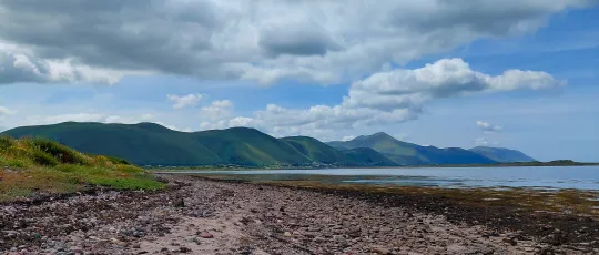 Reennanallagane Beach and Mountains at Rossbeigh