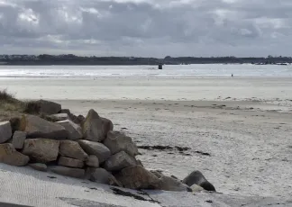 Contre-jour sur la plage du Dossen, Santec, Haut-Léon, Finistère, Bretagne