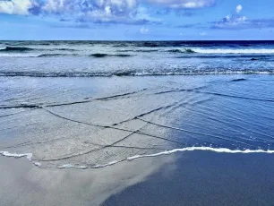 Sur la plage abandonnée...