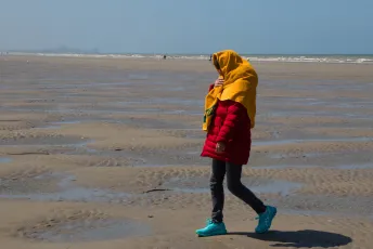 A walk on the beach, incognito