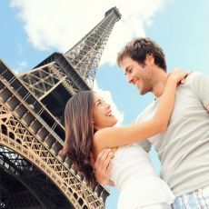 Couple embracing in front of Eiffel Tower