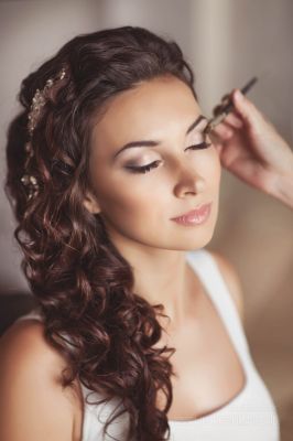 Bride with makeup and hairstyle