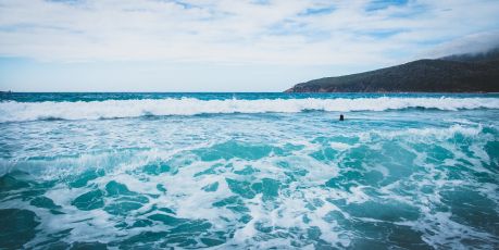 Waves rolling in, Wineglass Bay, Freycinet National Park, Tasmania