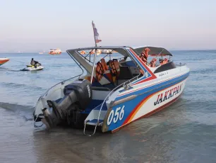 DSCN1048.JPG: Speedboat