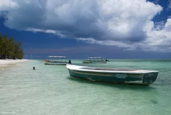 Barques sur une plage de l'île aux Cocos