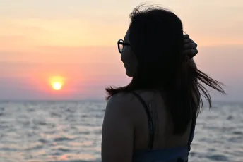 DSC_3512: Watching the sun melt into the horizon, lost in the calm of the sea and the colors of dusk.