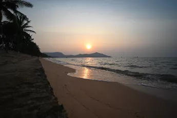 DSC_8633: the sun is setting over the water at the beach