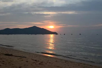 DSC_9998: the sun is setting over the water at the beach