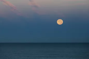 Le jour se lève, la lune se couche // The day is breaking, the moon is setting