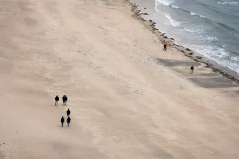 Promeneurs sur la plage de Surtainville