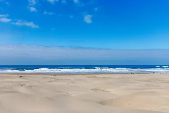 Pazifikküste in Peru: Sandstrand und blaues Meer