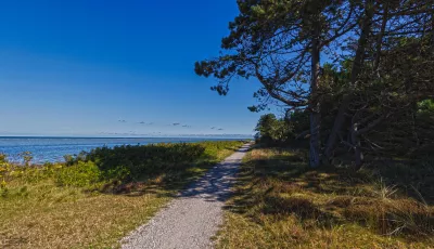 am Strand > < The path along the beach