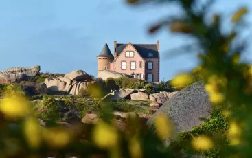 Sur la côte de granit rose.