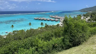 Moorea - French Polynesia: The magnificent blue lagoon and the fringing reef of the Atoll - a breathtaking view!