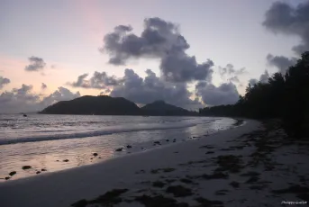 Praslin : l'anse Volbert au lever du Soleil