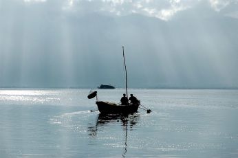 Fishing boat on a lake around Shapin (China)